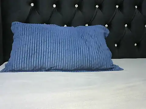 Snapshot of Cryaluna chatting on 19, 10, 2025 Cryaluna online show from 19, 10, 2025