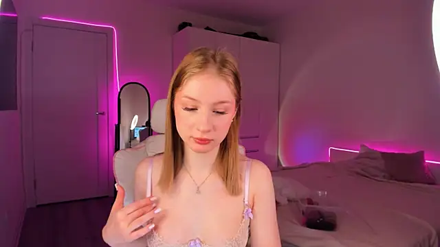 Eva Davi online show from 2, 3, 2025