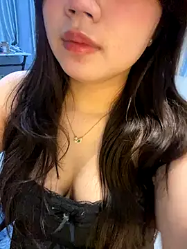 Snapshot of Hotellinh12 chatting on 13, 10, 2025 Hotellinh12 online show from 13, 10, 2025