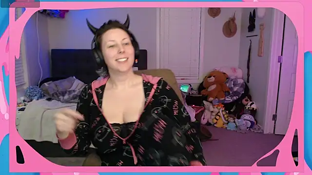 Snapshot of CirqueNoirBlu chatting on 29, 10, 2025 CirqueNoirBlu online show from 29, 10, 2025