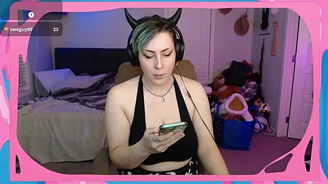 Snapshot of CirqueNoirBlu chatting on 5, 11, 2025 CirqueNoirBlu online show from 5, 11, 2025