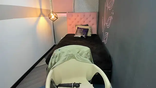 Snapshot of GiaFox_ chatting on 10, 3, 2025 GiaFox online show from 10, 3, 2025