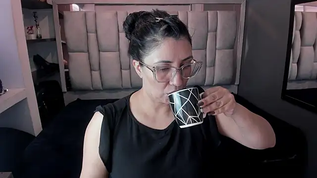 Snapshot of GiaFox_ chatting on 6, 10, 2025 GiaFox online show from 6, 10, 2025