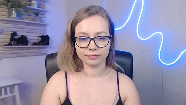 holly xglam online show from 7, 3, 2025