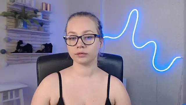 holly xglam online show from 11, 3, 2025