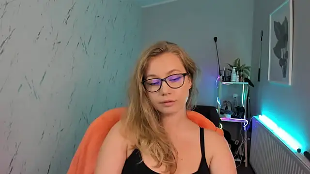 holly xglam online show from 23, 9, 2025