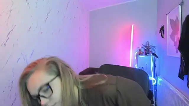 holly xglam online show from 30, 10, 2025