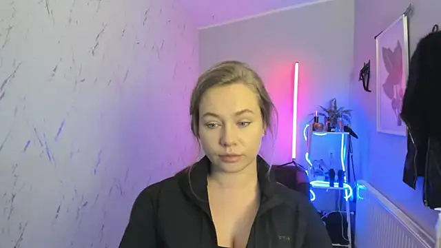 holly xglam online show from 4, 11, 2025