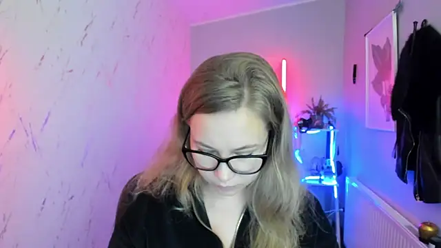 holly xglam online show from 12, 11, 2025