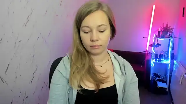 holly xglam online show from 4, 12, 2025