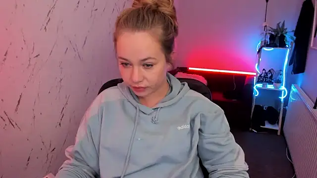 holly xglam online show from 10, 4, 2026