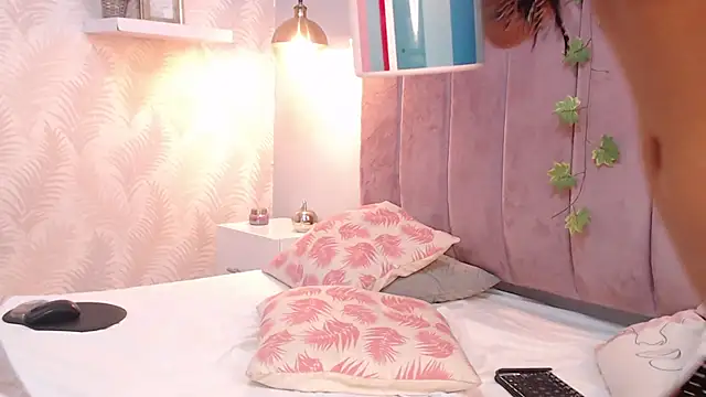 Snapshot of LeenaBrown chatting on 22, 2, 2025 LeenaBrown online show from 22, 2, 2025