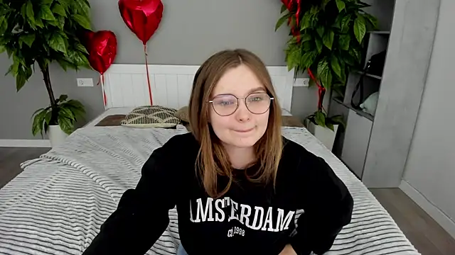 MagicPeachh  online show from 17, 3, 2025