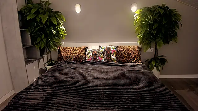 MagicPeachh  online show from 2, 12, 2025