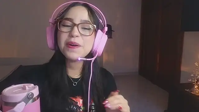 Snapshot of emma_morales chatting on 7, 1, 2025 emma morales online show from 7, 1, 2025