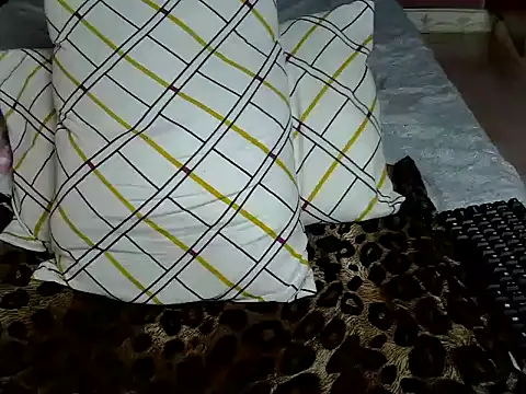 Queen petite  online show from 10, 9, 2025