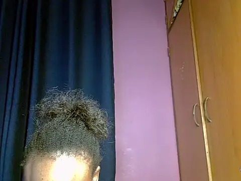Snapshot of Queen_petite_ chatting on 22, 4, 2026 Queen petite online show from 22, 4, 2026