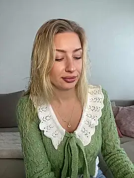 Snapshot of belle98 chatting on 15, 12, 2025 belle98 online show from 15, 12, 2025