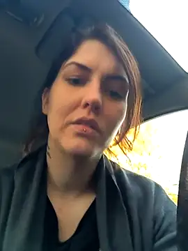 Snapshot of Linalicious chatting on 5, 11, 2025 Linalicious online show from 5, 11, 2025