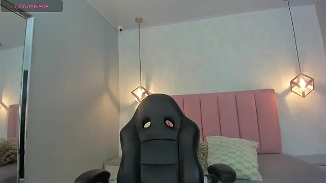 SUNNYCYRUS online show from 10, 11, 2025