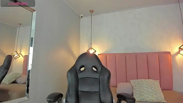 SUNNYCYRUS online show from 4, 3, 2026