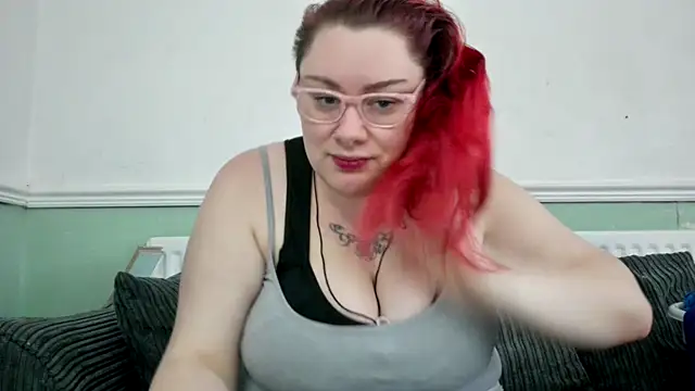 Bustycurves online show from 4, 2, 2025