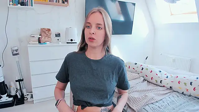 Snapshot of violet_blue_eyes chatting on 6, 5, 2026 violet blue eyes online show from 6, 5, 2026