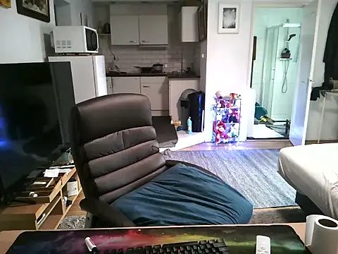 Snapshot of mihaimichael chatting on 8, 10, 2025 mihaimichael online show from 8, 10, 2025