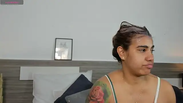 SaraaJhonsonn online show from 16, 4, 2026