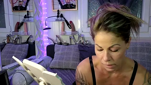 Snapshot of Tatjana_Sue chatting on 10, 11, 2025 Tatjana Sue online show from 10, 11, 2025