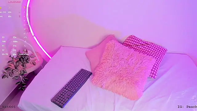 Snapshot of katiepeach_ chatting on 8, 2, 2025 katiepeach online show from 8, 2, 2025