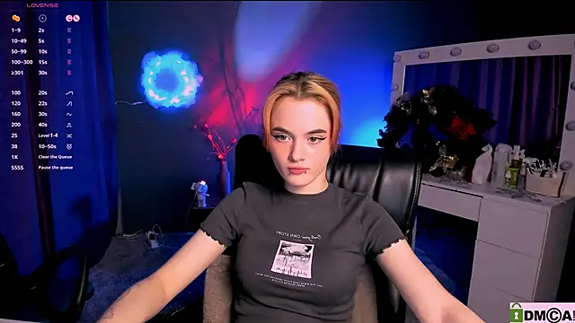 liana kisses online show from 30, 1, 2025