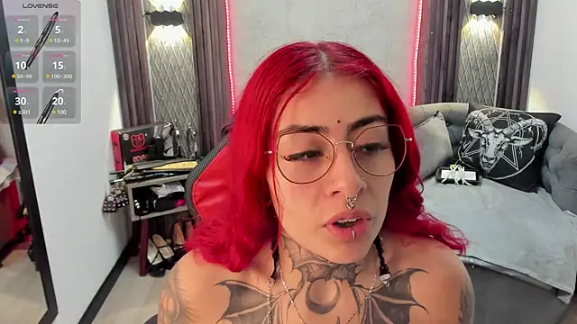 Snapshot of selene_red_ chatting on 1, 2, 2025 selene red online show from 1, 2, 2025
