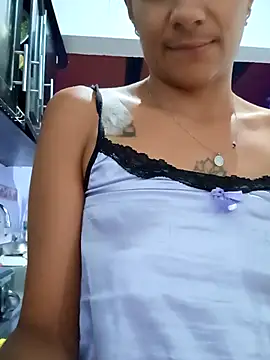 Snapshot of Leslly_ chatting on 28, 11, 2025 Leslly online show from 28, 11, 2025