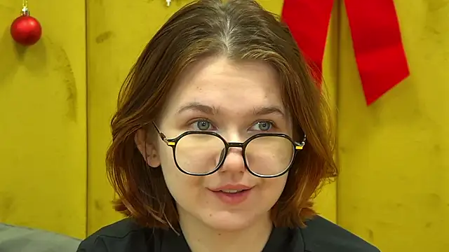 Snapshot of LessySmith chatting on 20, 12, 2025 LessySmith online show from 20, 12, 2025