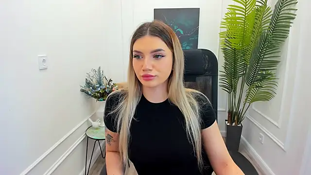 Snapshot of SelenaeMoore chatting on 5, 10, 2025 SelenaeMoore online show from 5, 10, 2025
