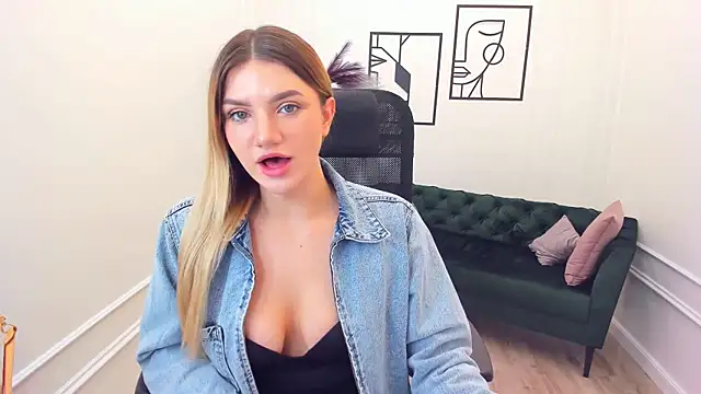 Snapshot of SelenaeMoore chatting on 12, 10, 2025 SelenaeMoore online show from 12, 10, 2025