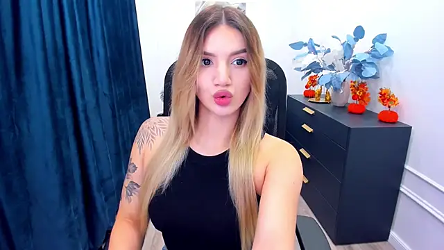 Snapshot of SelenaeMoore chatting on 13, 10, 2025 SelenaeMoore online show from 13, 10, 2025