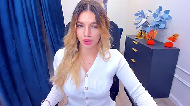 Snapshot of SelenaeMoore chatting on 16, 10, 2025 SelenaeMoore online show from 16, 10, 2025