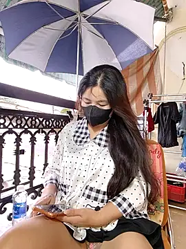 Snapshot of lyna_bl chatting on 4, 12, 2025 lyna bl online show from 4, 12, 2025