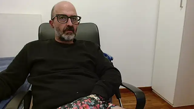 Snapshot of newsimo74 chatting on 4, 11, 2025 newsimo74 online show from 4, 11, 2025