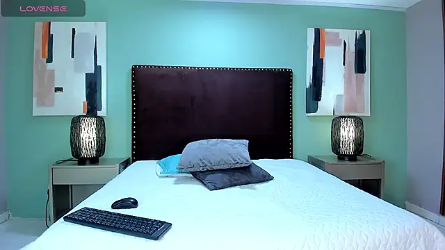 Nahiajhonson  online show from 14, 2, 2025