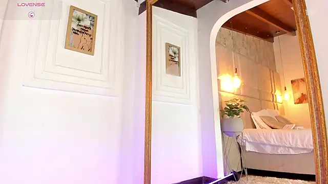 AlessiaLondon online show from 7, 3, 2025