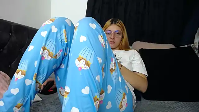 lessliee22  online show from 13, 3, 2025