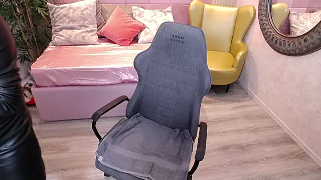 Snapshot of MeAmandaX chatting on 14, 10, 2025 MeAmandaX online show from 14, 10, 2025