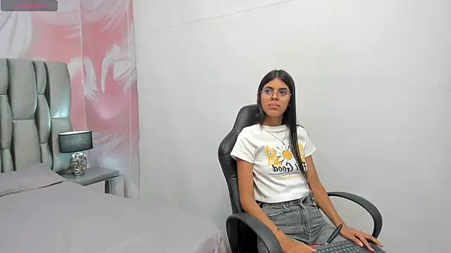 Isa little4u online show from 9, 2, 2025