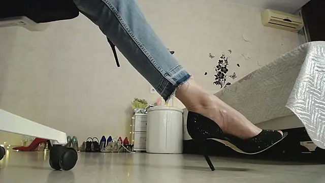 Devil Goddess online show from 25, 1, 2025