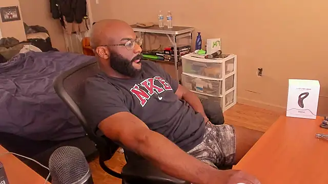 Snapshot of MrChuckDailyXXX chatting on 4, 1, 2025 MrChuckDailyXXX online show from 4, 1, 2025