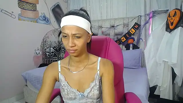 EMMA SWEETT1 online show from 10, 10, 2025