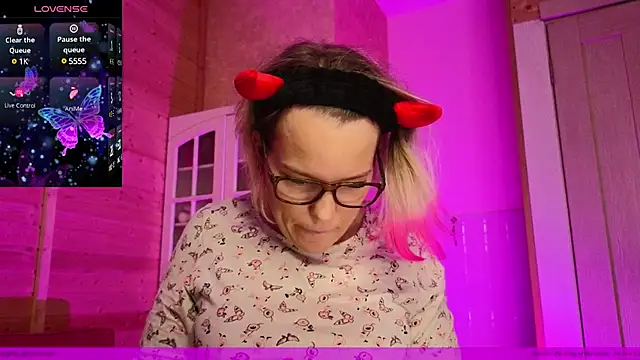 EVAshinyGIRL online show from 9, 3, 2025